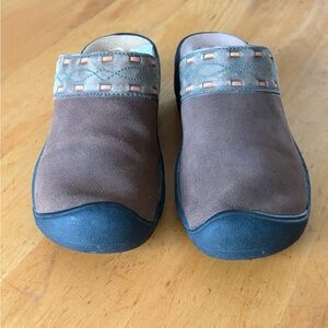 Keen brown embroidered Suede clogs/mules shoes size 6